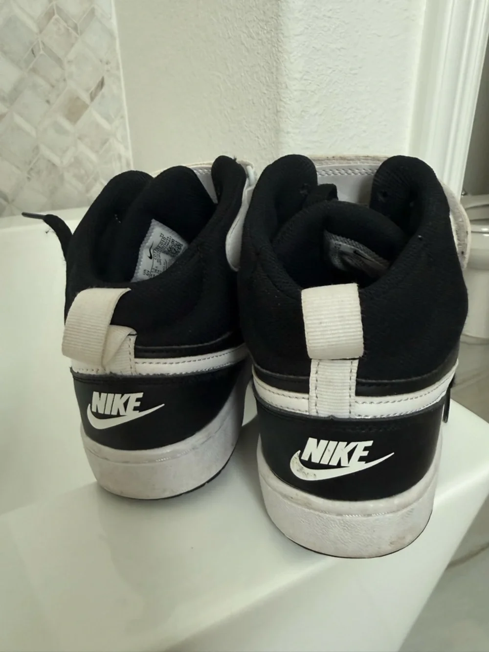 Nike 6Y Kids Black and White Court Legacy mid-Top Nike Sneakers
